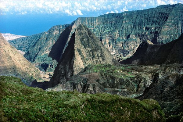 Le plateau d’Aurère dominé par le Piton Cabris