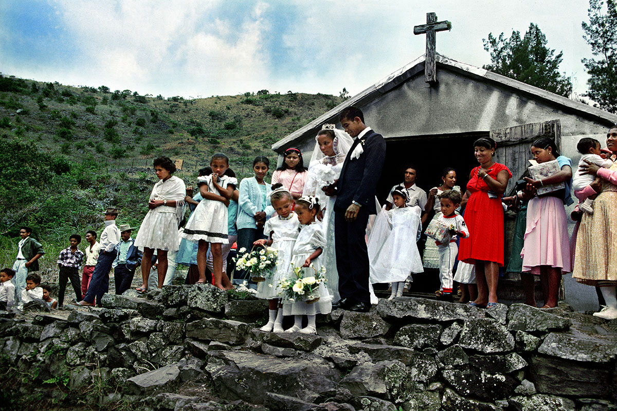 Les mariés à la sortie de la chapelle – Roche Plate