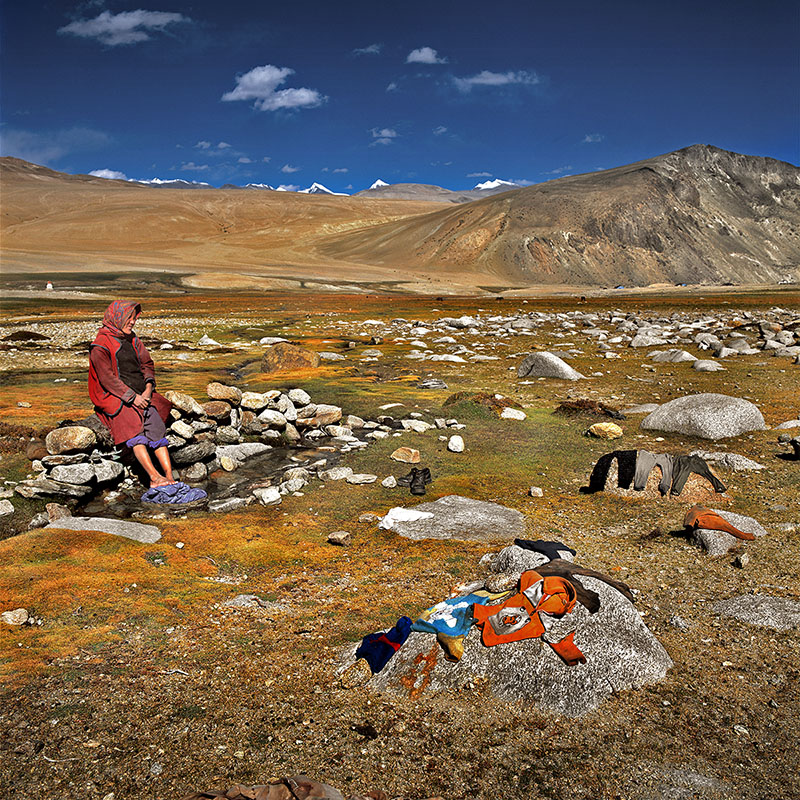 Nomade faisant la lessive avec ses pieds - Korzok, Ladakh (Inde)