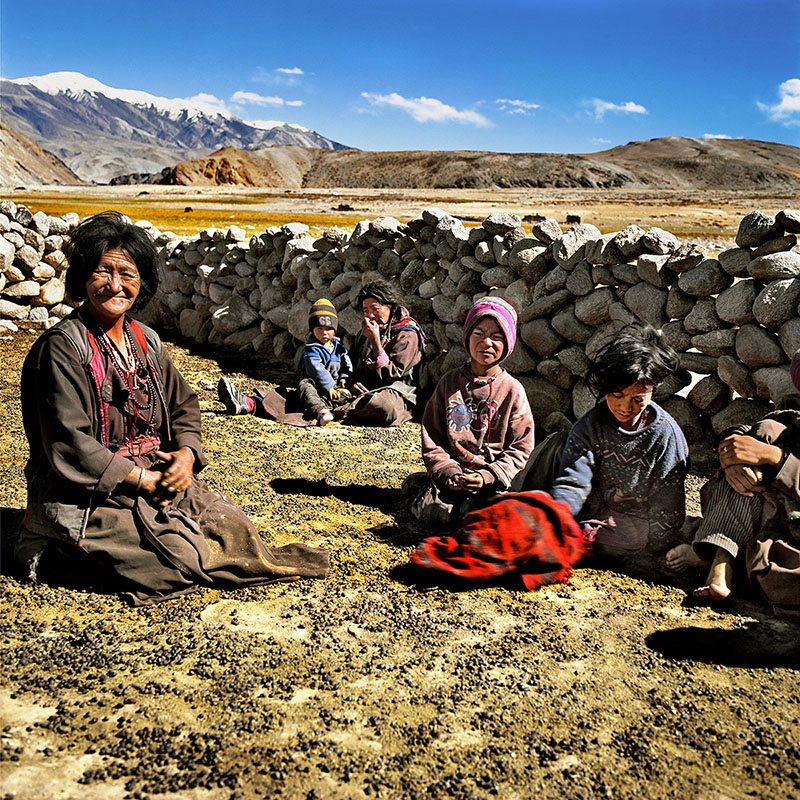 Nomades assis dans l'enclos pour les animaux - Korzok, Ladakh (Inde)