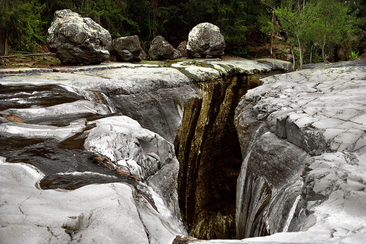 L’eau cascadant dans le gouffre (1) – Trois Roches