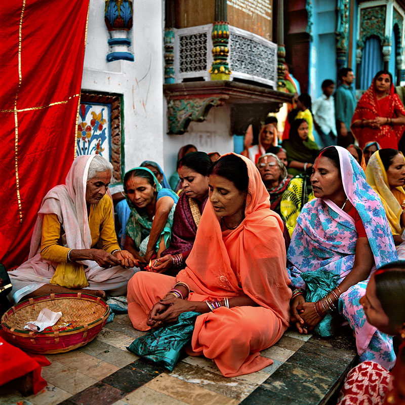 Femmes en prières - Janakpur, Teraï (Népal)