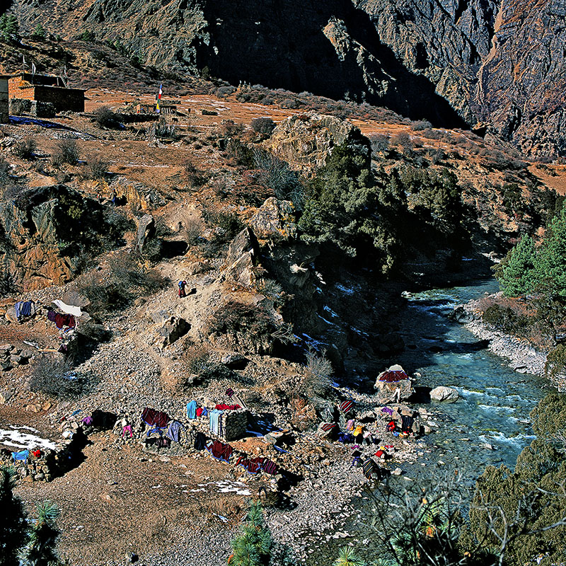 Lessive et corvée d’eau à la rivière, Ringmo - Dolpo (Nepal)