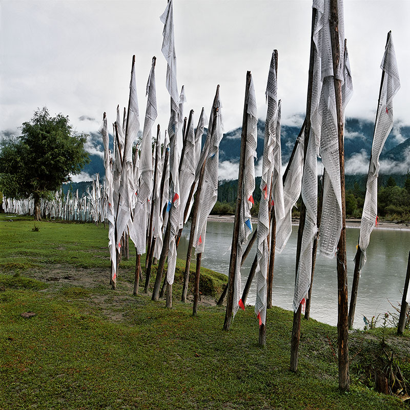 Bannières et drapeaux sur la berge du Parlung Tsang-Po - Tibet oriental