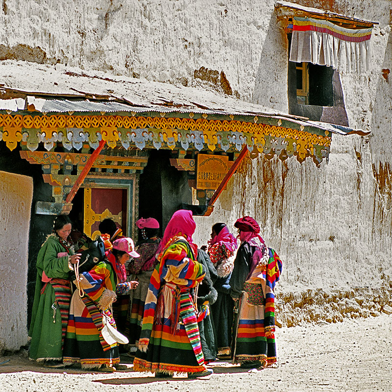Pèlerins à l'entrée du monastère de Trugo - Manasarovar, Tibet
