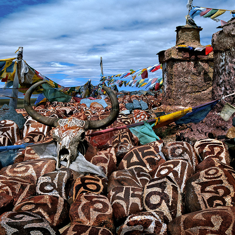 Amas de pierres gravées, crânes de yaks et drapeaux - Manasarovar, Tibet
