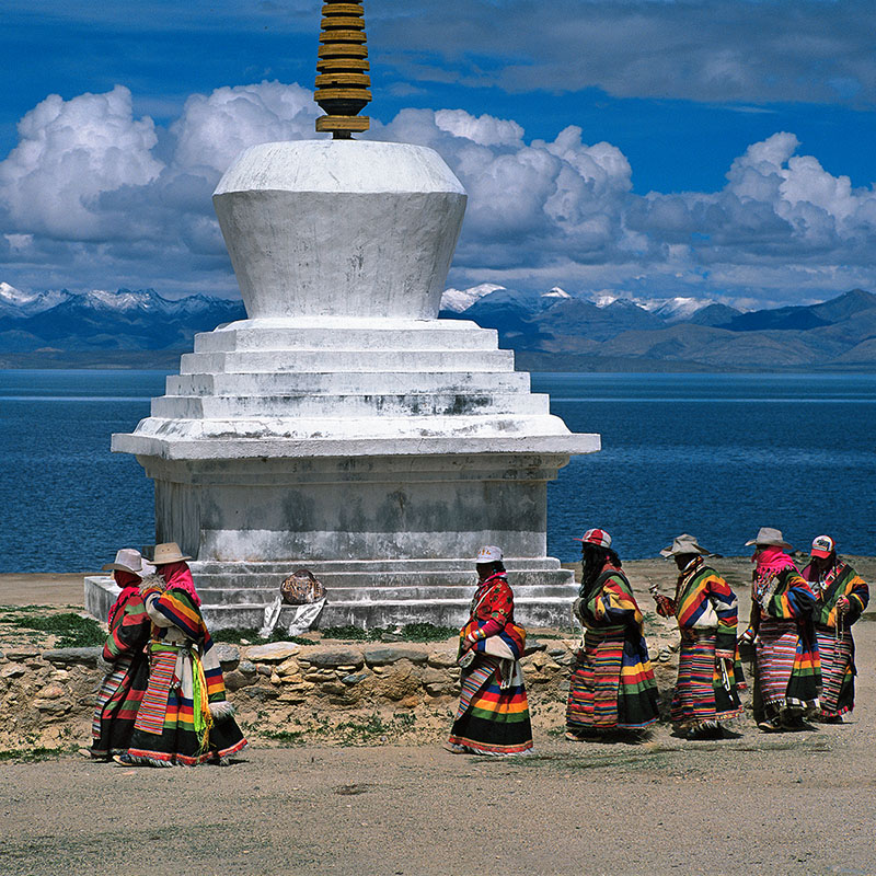 Pèlerins effectuant trois tours autour du chorten - Manasarovar, Tibet