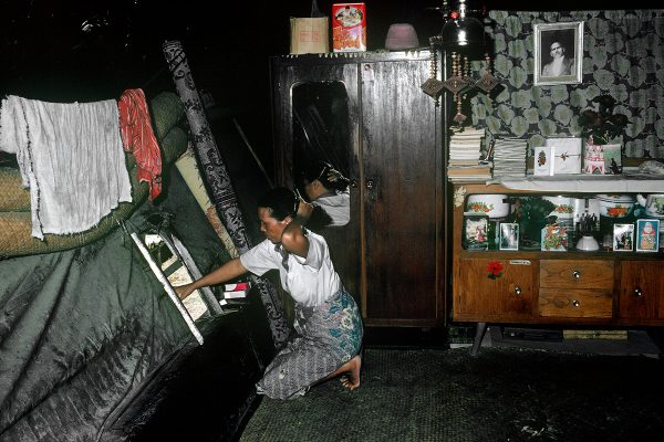 Lingga, occupants demeure coutumière - Sumatra - Indonésie, 1987