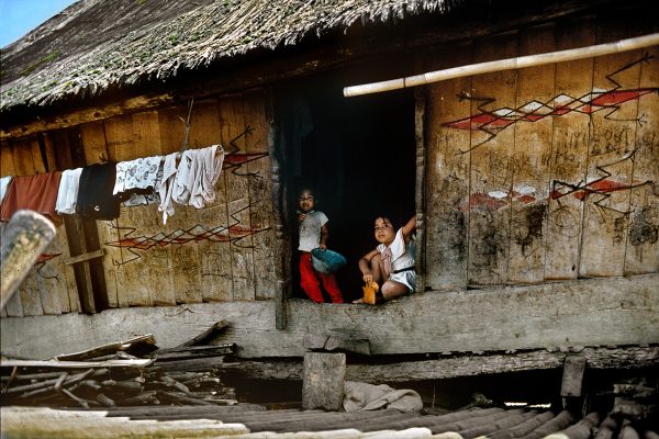 Lingga, occupants demeure coutumière - Sumatra - Indonésie, 1987